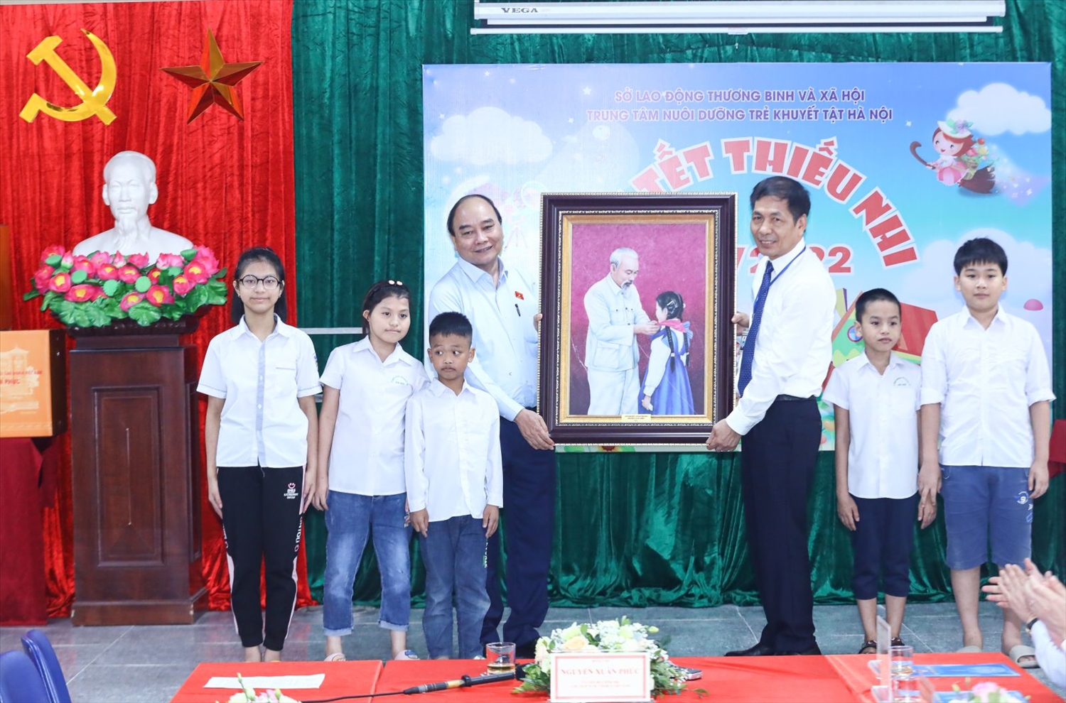  Chủ tịch nước Nguyễn Xuân Phúc tặng tranh Chủ tịch Hồ Chí Minh với thiếu nhi cho Trung tâm Nuôi dưỡng trẻ khuyết tật Hà Nội. Ảnh: VPCTN