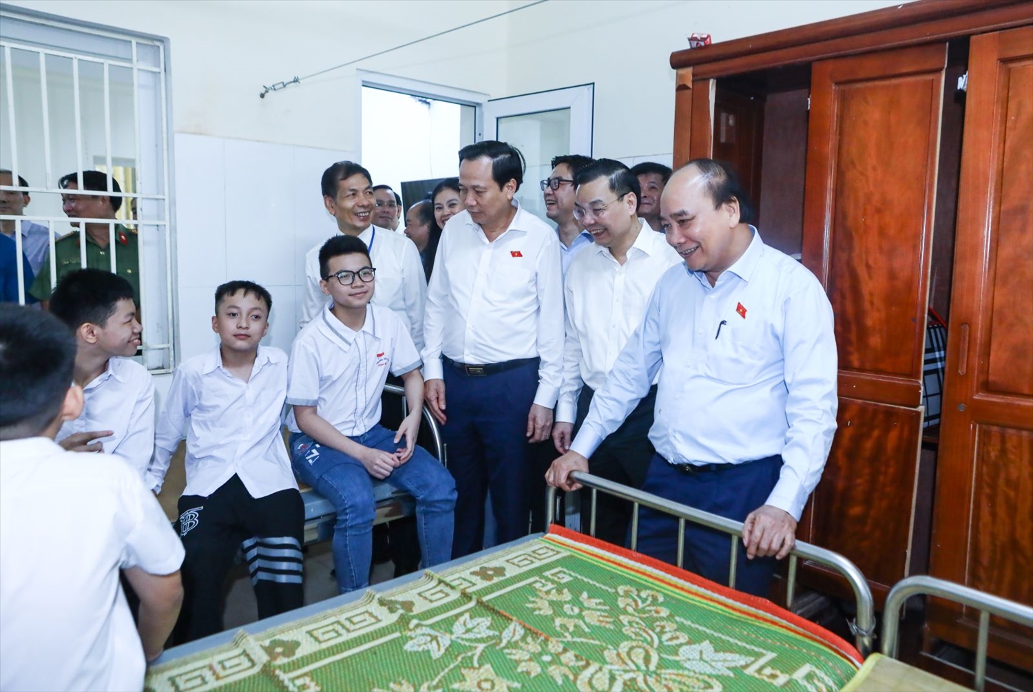 Chủ tịch nước Nguyễn Xuân Phúc thăm phòng sinh hoạt của các bạn nhỏ tại Trung tâm Nuôi dưỡng trẻ khuyết tật Hà Nội. Ảnh: VPCTN
