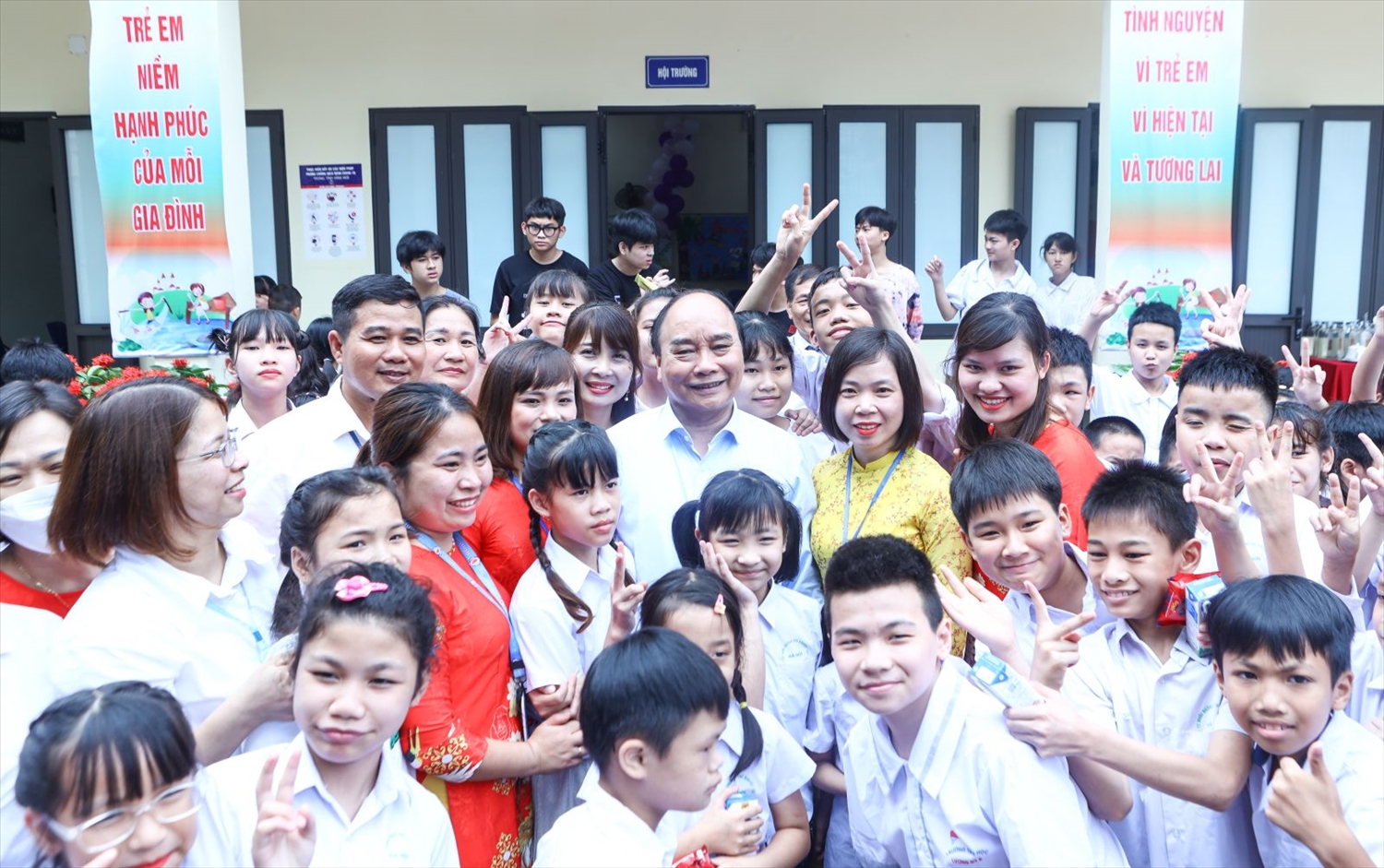 Chủ tịch nước Nguyễn Xuân Phúc chụp ảnh lưu niệm cùng các bạn nhỏ tại Trung tâm Nuôi dưỡng trẻ khuyết tật Hà Nội. Ảnh: VPCTN