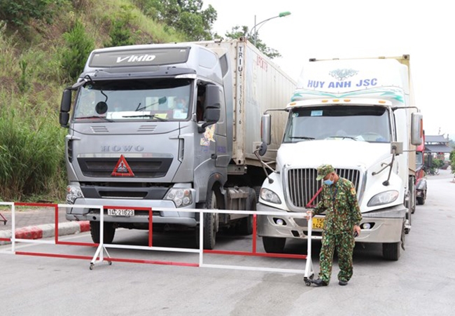 Lực lượng Biên phòng Cửa khẩu Quốc tế Hữu Nghị (Lạng Sơn) phân luồng xe chở hàng. (Ảnh: TTXVN)