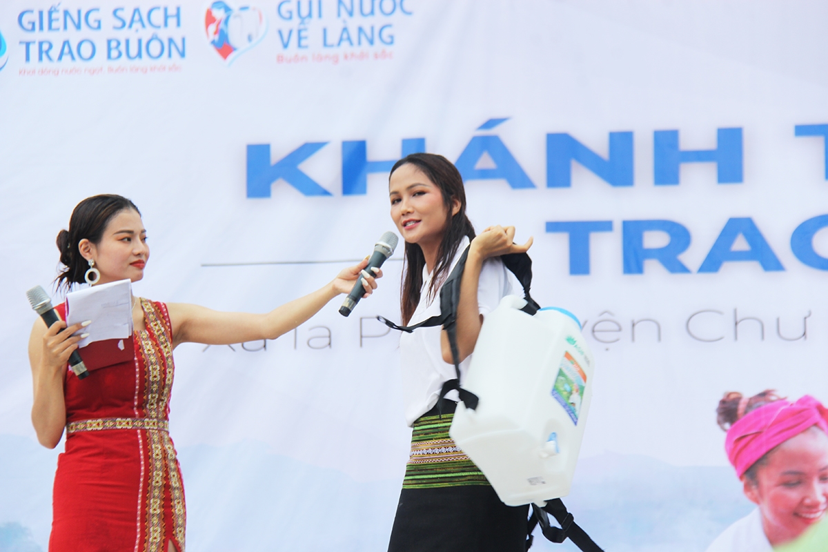 Hoa hậu H’Hen Niê giới thiệu với bà con dân làng những chiếc gùi nước chuyên dụng có thể chứa 20 lít nước