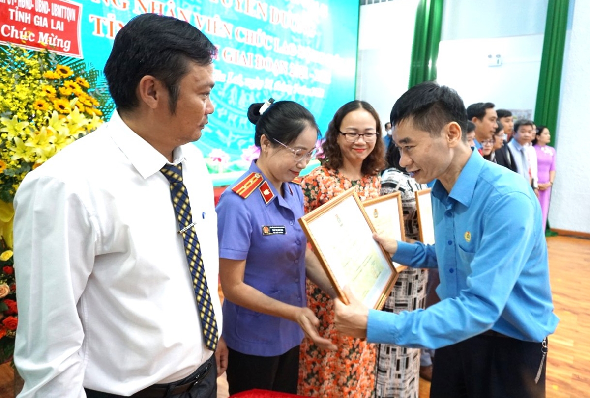 Phó Chủ tịch Tổng LĐLĐ Việt Nam Trần Văn Thuật trao Bằng khen cho tập thể, cá nhân tại Lễ tuyên dương