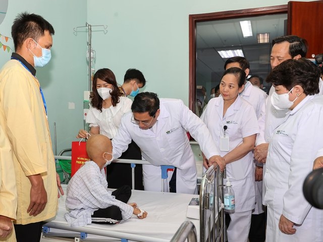 Thủ tướng ân cần thăm hỏi, tặng quà các bệnh nhân nhi đang điều trị tại Khoa Sức khỏe vị thành niên và Trung tâm Ung thư nhân dịp Ngày Quốc tế Thiếu nhi 1/6 - Ảnh: VGP/Nhật Bắc