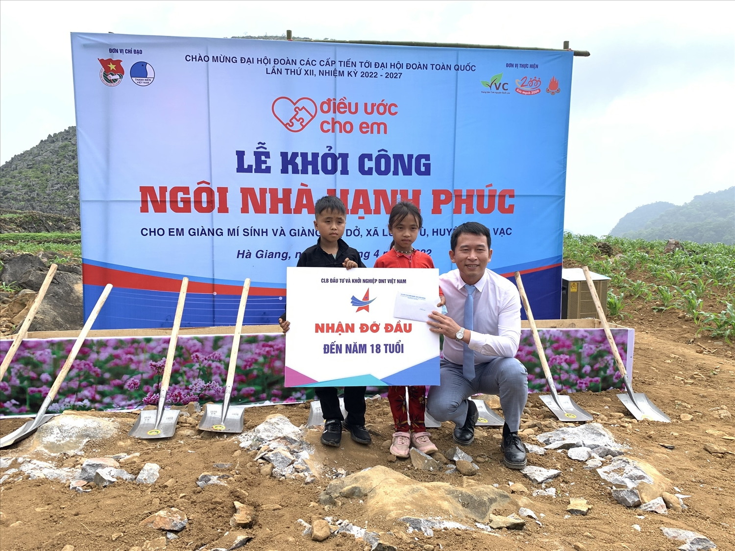 Đại diện Câu lạc bộ Đầu tư và khởi nghiệp Doanh nhân trẻ Việt Nam trao hỗ trợ kinh phí đến năm 18 tuổi cho 2 em (500 nghìn/tháng/em)
