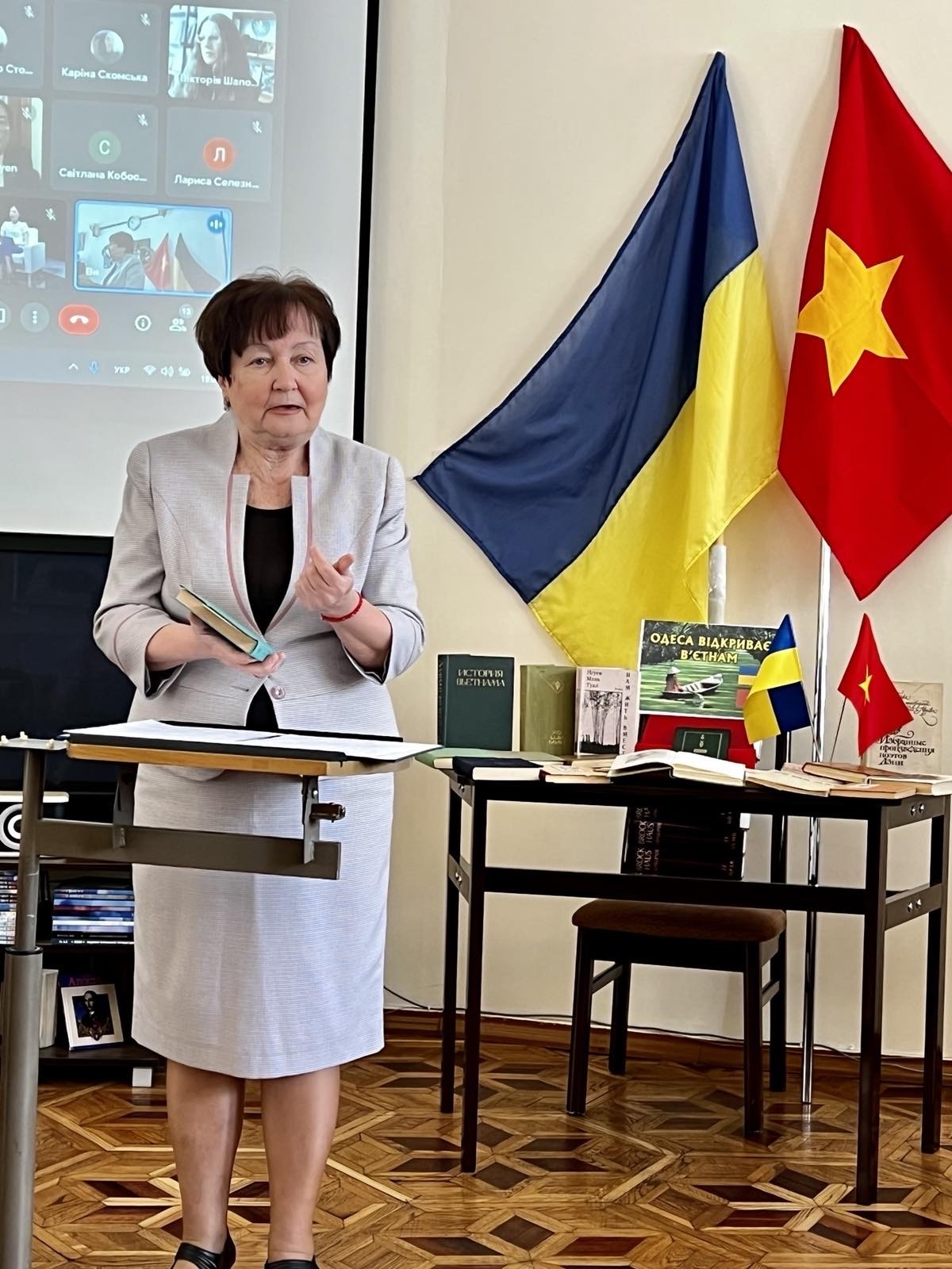 Giám đốc Thư viện trung tâm thành phố Odessa Ivan Franko Natalia Klykova phát biểu tại buổi lễ.
