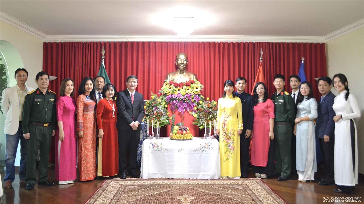 Đại sứ quán Việt Nam tại Brazil tổ chức lễ dâng hương tưởng nhớ Chủ tịch Hồ Chí Minh và chụp hình lưu niệm