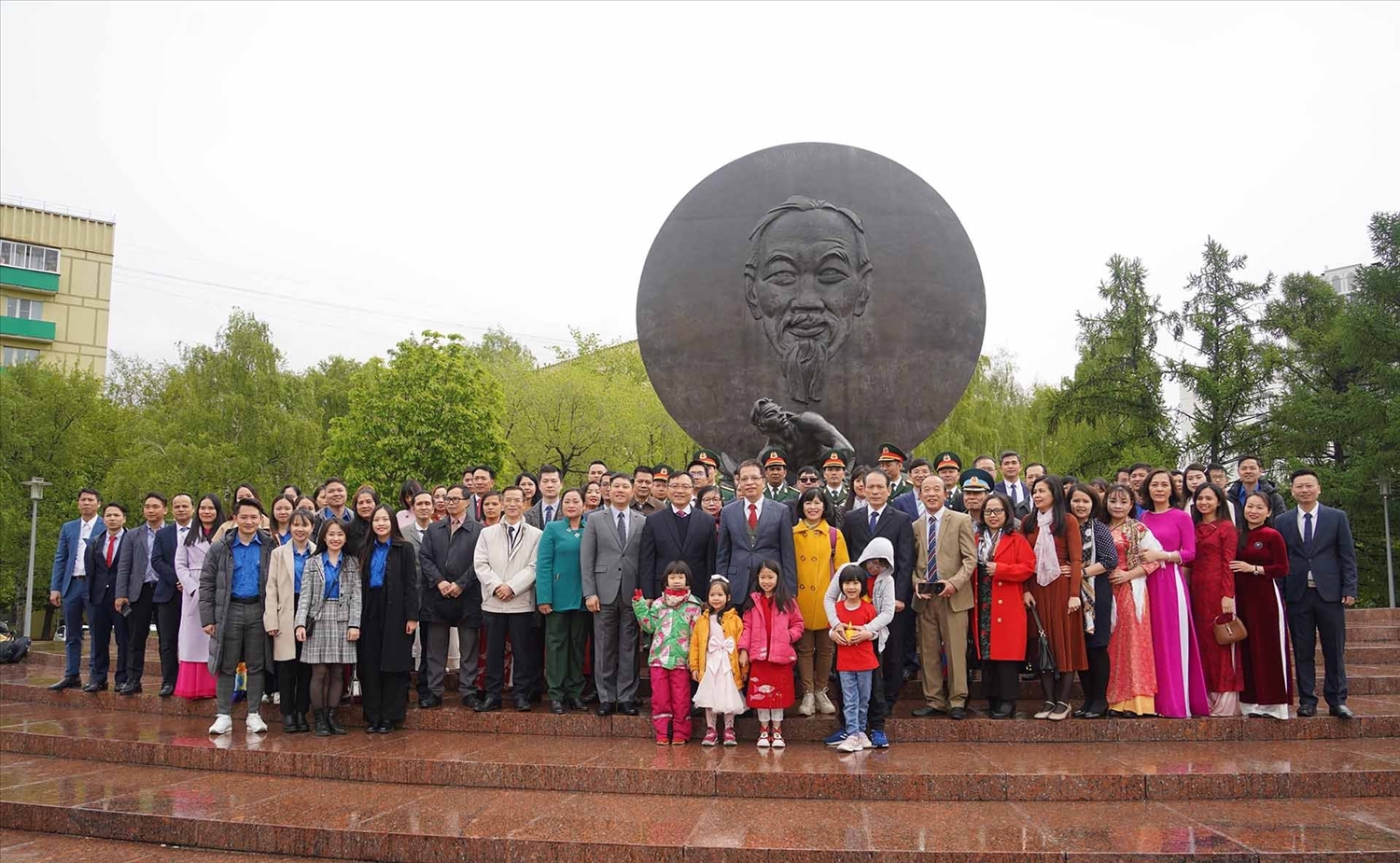 Các đại biểu tham dự buổi lễ chụp ảnh lưu niệm trước tượng đài Chủ tịch Hồ Chí Minh. (Nguồn: TTXVN)