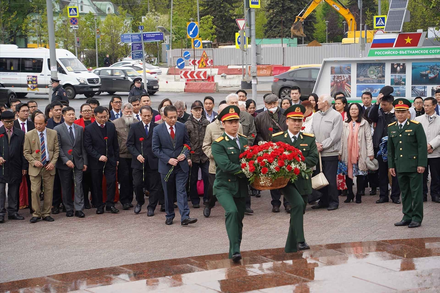 Lễ đặt hoa tại tượng đài Chủ tịch Hồ Chí Minh ở thủ đô Moscow, LB Nga. (Nguồn: TTXVN)
