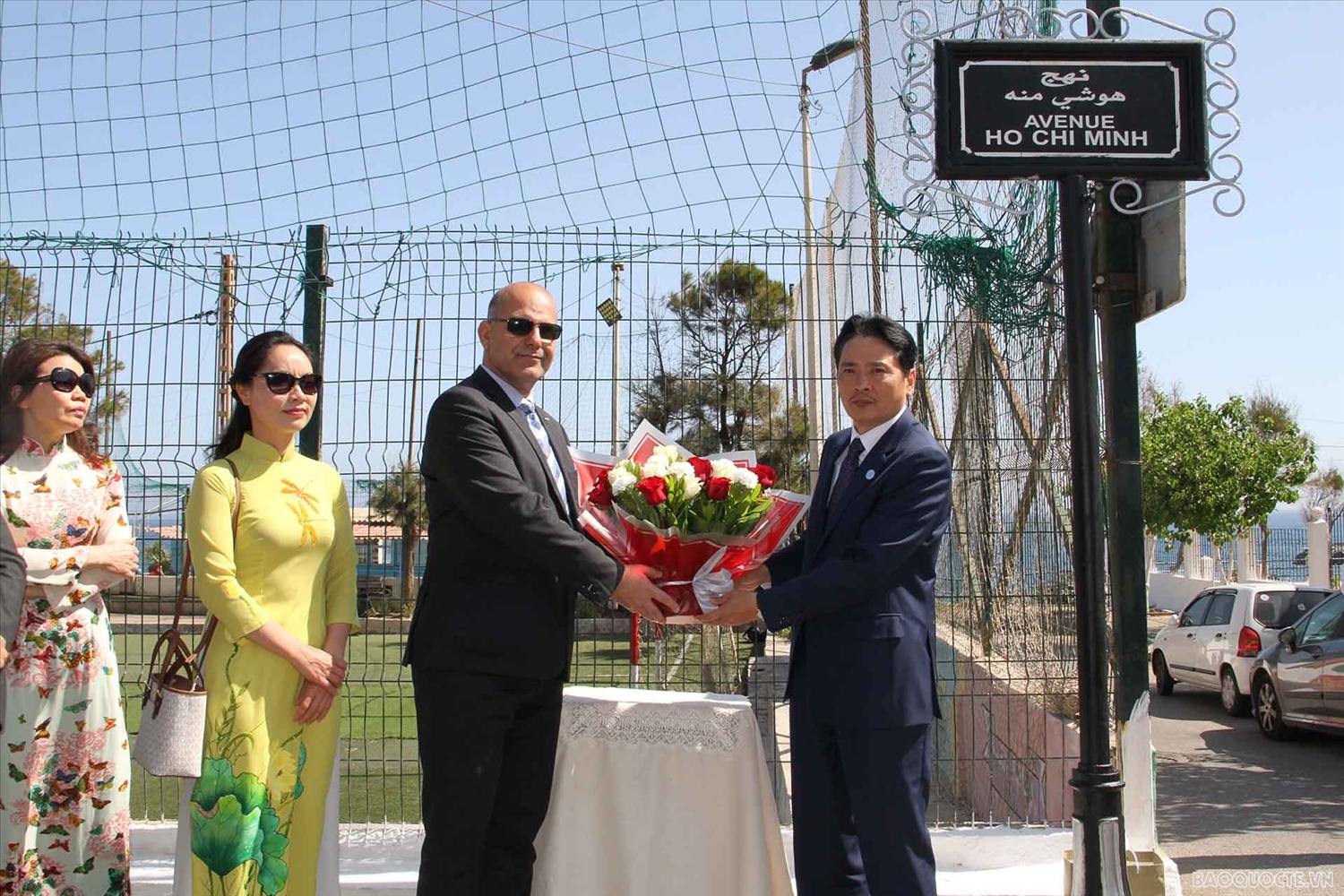 Đại sứ Nguyễn Thành Vinh và ông Djamel Belamou, Chủ tịch phường Rais Hamidou dâng hoa tại đường Hồ Chí Minh, thủ đô Algiers.
