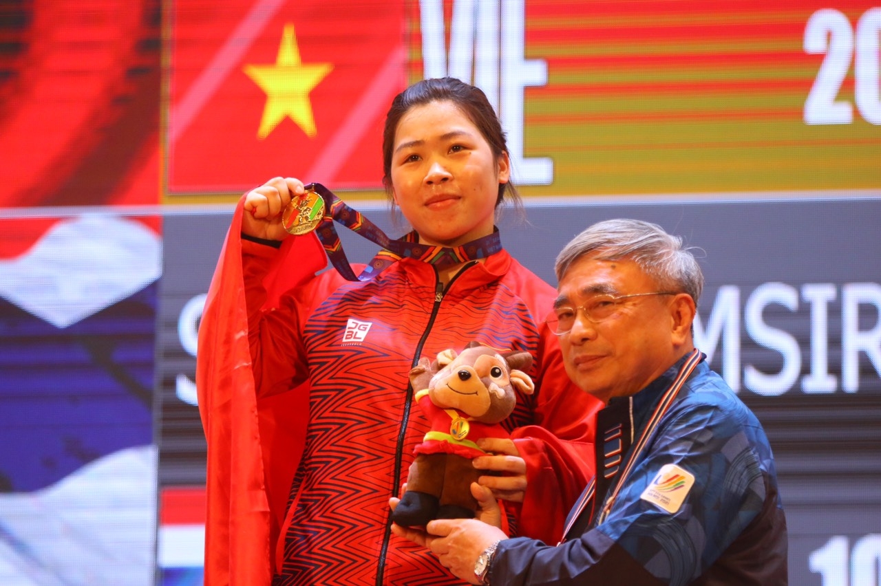 Hoàng Thị Duyên phá kỷ lục SEA Games ở nội dung cử giật với thành tích 96 kg (Ảnh BTC)