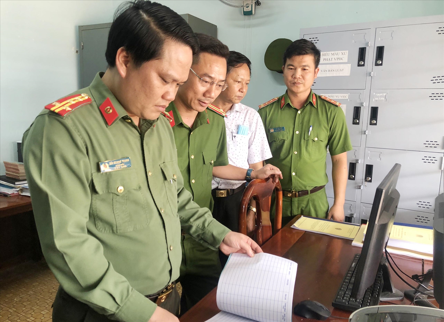 Đại tá Bùi Quang Thanh, Giám đốc Công an tỉnh kiểm tra việc triển khai phân cấp đăng ký xe tại Công an cơ sở