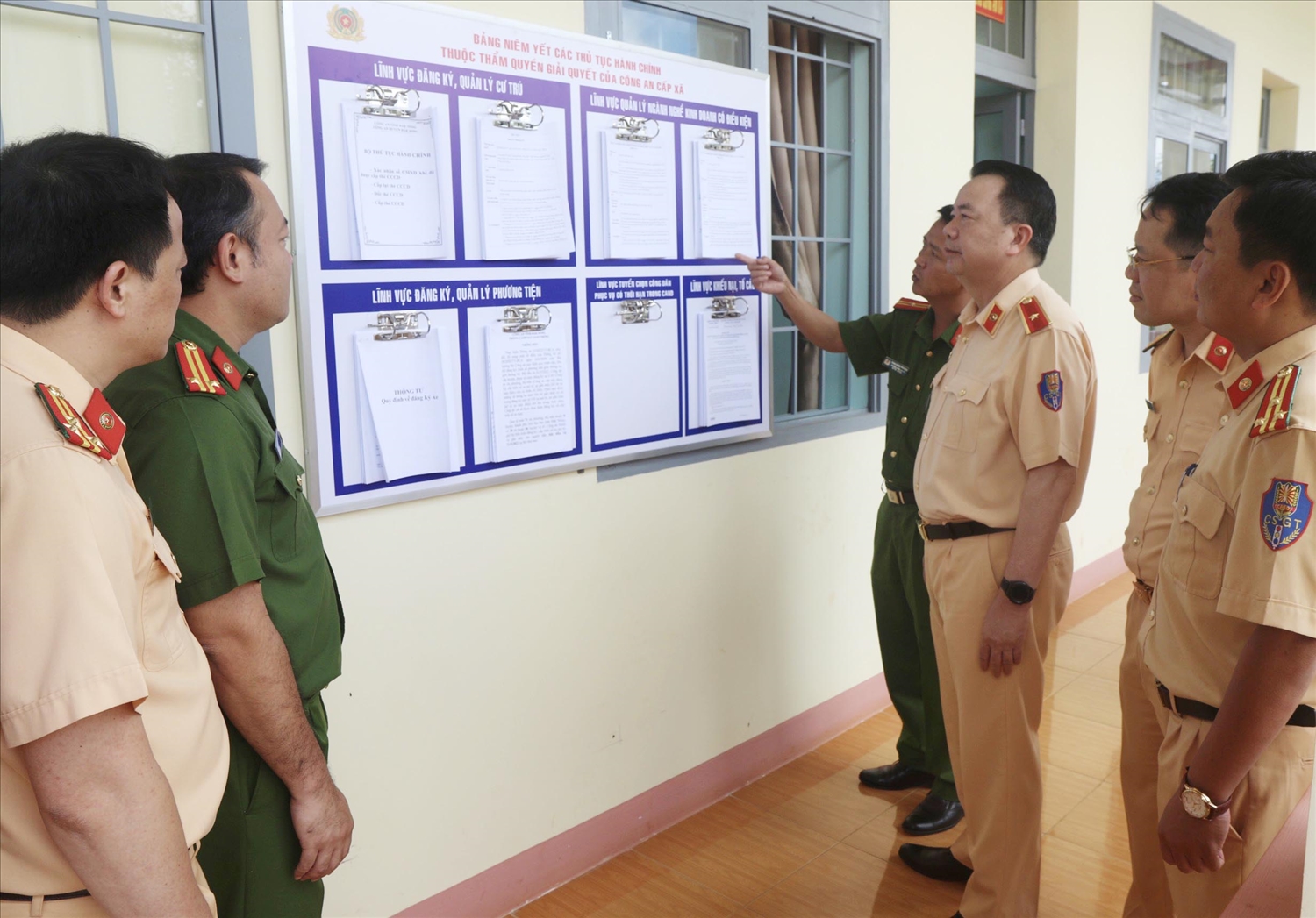 Thiếu tướng Nguyễn Văn Trung, Trưởng đoàn công tác của Bộ Công an kiểm tra thực tế công tác triển khai phân cấp đăng ký xe của Công an tỉnh Đắk Nông
