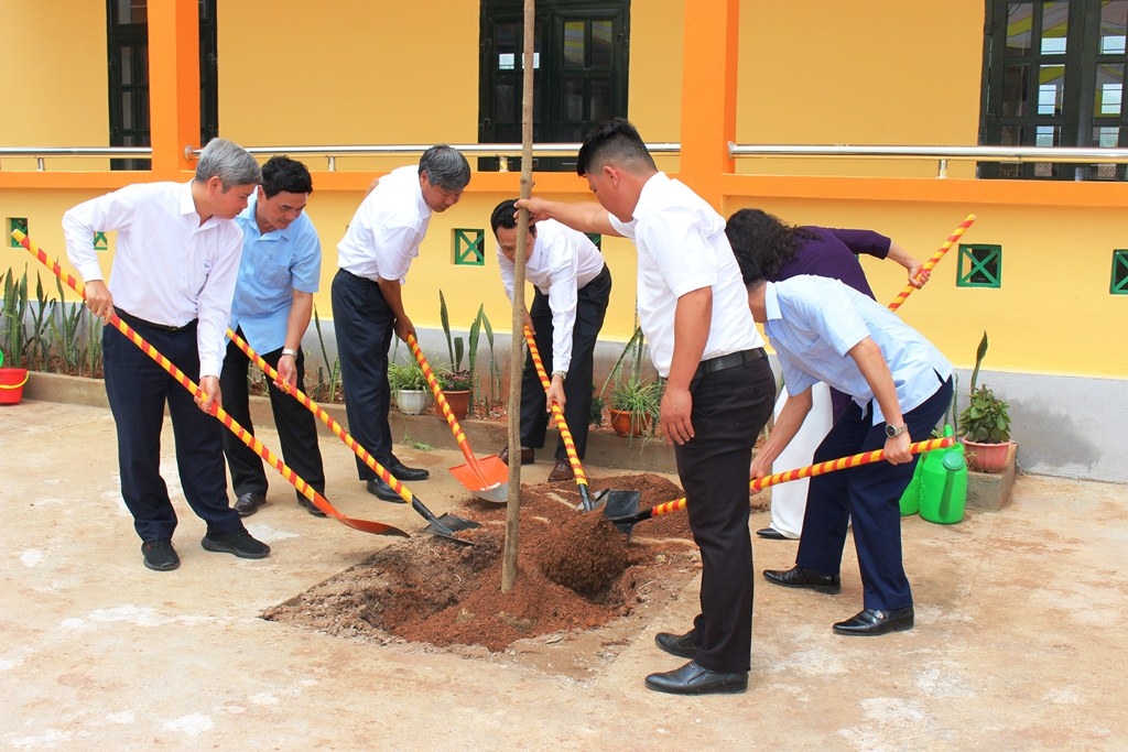 Các đại biểu trồng cây lưu niệm tại khuôn viên Nhà trường