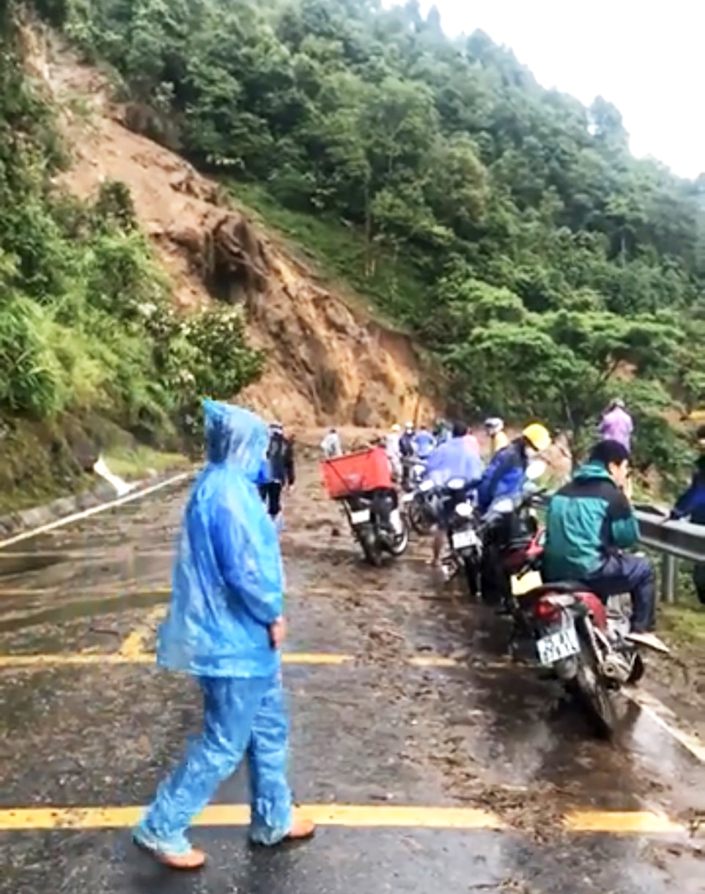 Tại km 21+200 Quốc lộ 4D, thuộc địa phận xã Lản Nhì Thàng, huyện Phong Thổ (Lai Châu) xuất hiện sạt lở với khối lượng đất đá khoảng 4.000 m3, gây ách tắc giao thông cục bộ