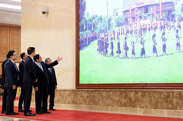 Thủ tướng Phạm Minh Chính giới thiệu với Chủ tịch Quốc hội Singapore về những hình ảnh đất nước, con người Việt Nam - Ảnh: VGP/Nhật Bắc