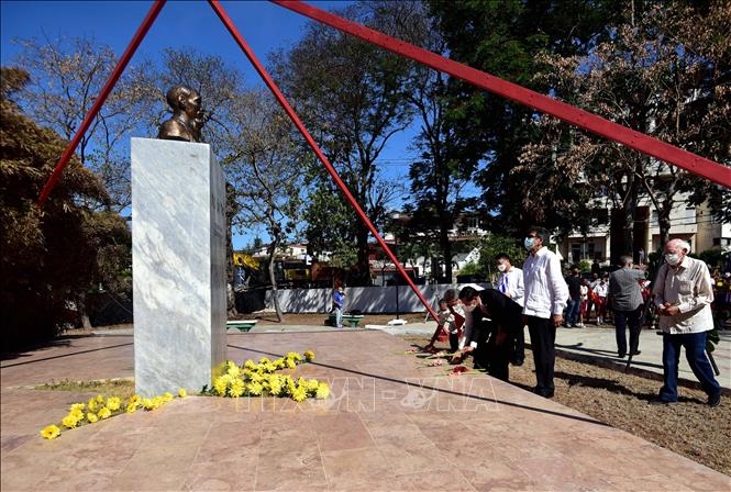 Đại biểu Việt Nam và Cuba đặt hoa tưởng niệm Chủ tịch Hồ Chí Minh. Ảnh: Lê Hà/TTXVN