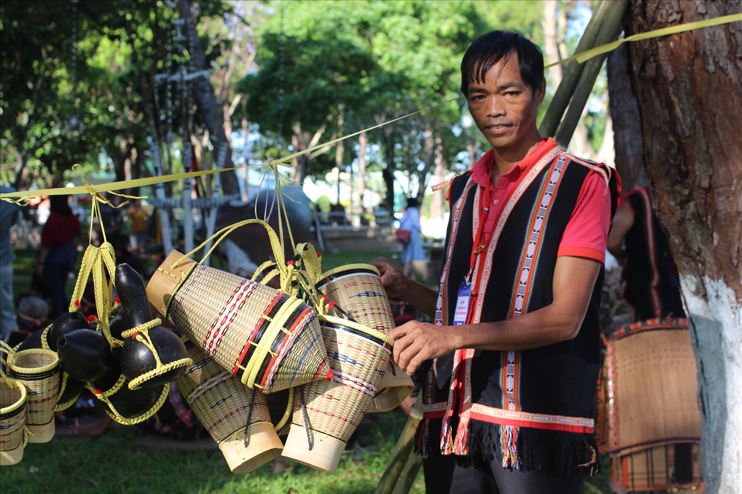 Nghệ nhân Rinh chia sẻ về các sản phẩm được trưng bày tại Ngày hội Văn hóa các dân tộc thiểu số tỉnh Gia Lai