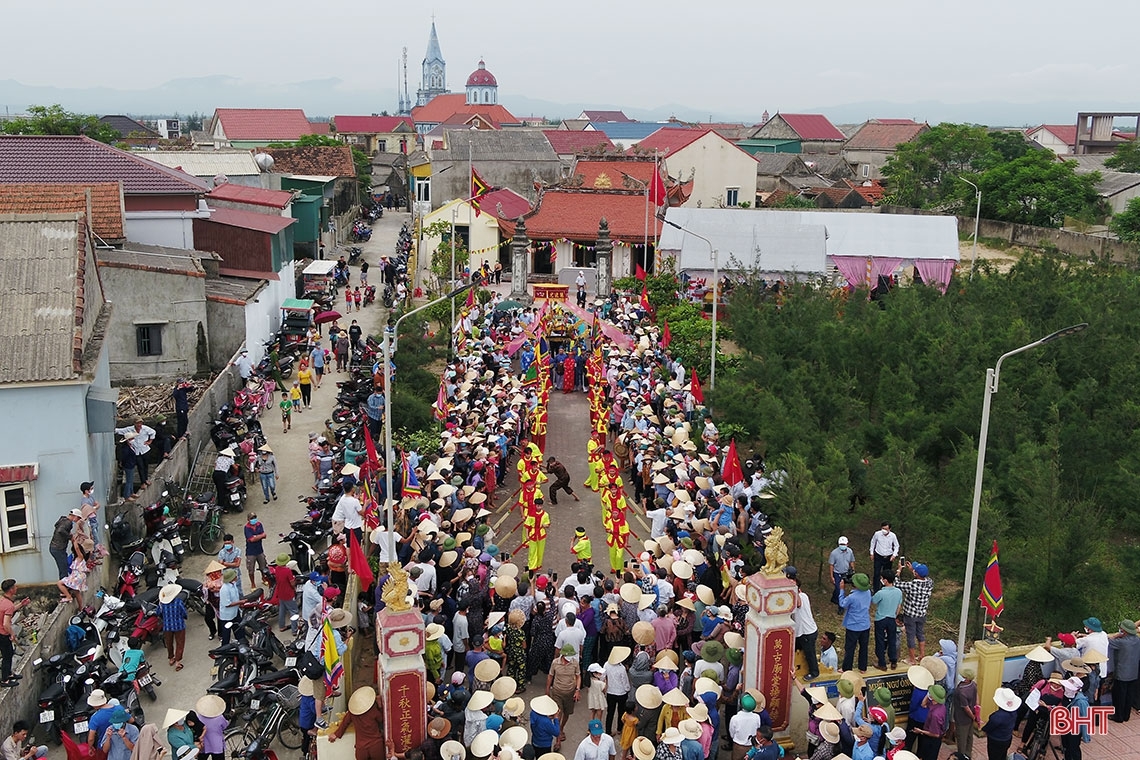 Lễ hội cầu ngư Nhượng Bạn được tổ chức tại miếu Ngư Ông với sự tham gia của đông đảo người dân.