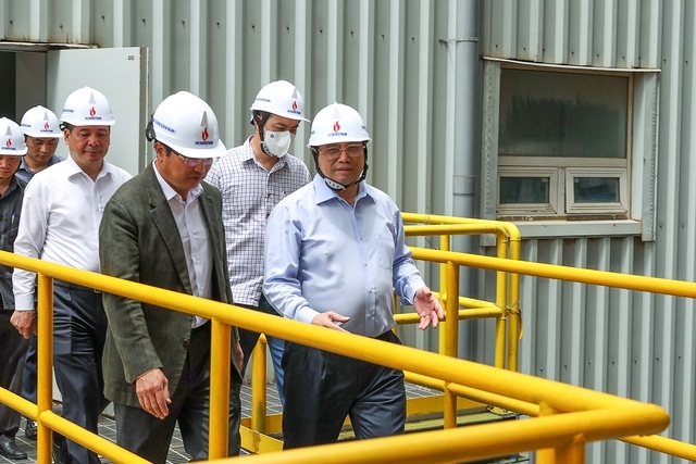 Thủ tướng Phạm Minh Chính và đoàn công tác tới kiểm tra, làm việc tại Dự án Nhiệt điện Thái Bình 2. Ảnh: VGP/Nhật Bắc