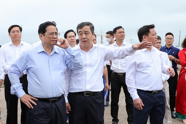 Thủ tướng Phạm Minh Chính nghe lãnh đạo tỉnh Thái Bình báo cáo tình hình xây dựng Khu kinh tế. Ảnh: VGP/Nhật Bắc