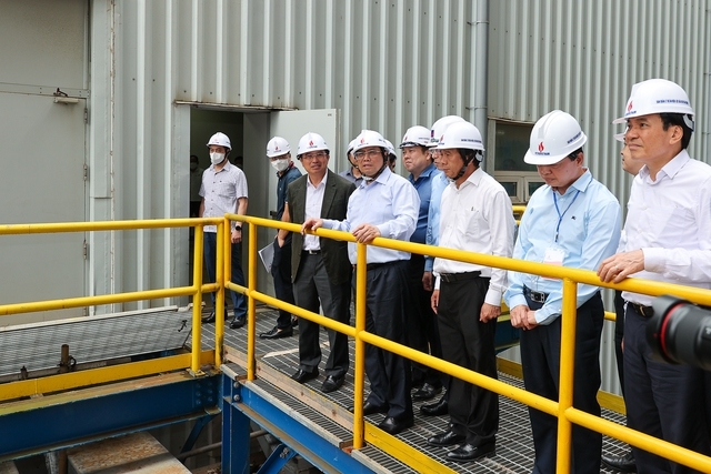 Thủ tướng và đoàn công tác khảo sát thực tế dự án Nhiệt điện Thái Bình 2. Ảnh: VGP/Nhật Bắc