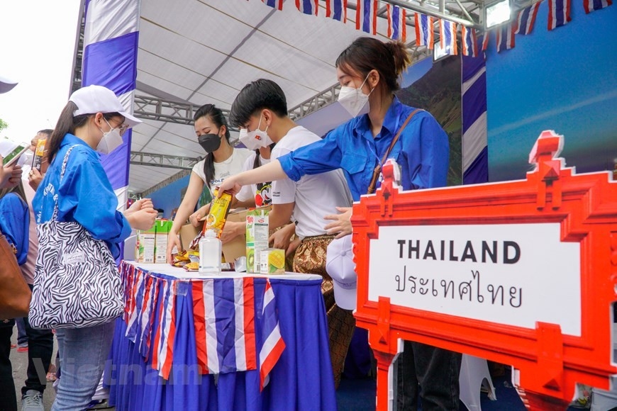 Khách tham quan trải nghiệm gian hàng ẩm thực của các bạn trẻ Thái Lan.