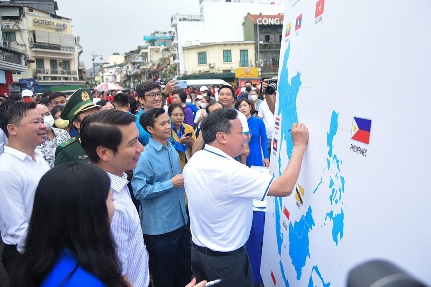 Đại biểu tham gia vẽ tranh "Khát vọng Đông Nam Á - Vì một Đông Nam Á thịnh vượng".