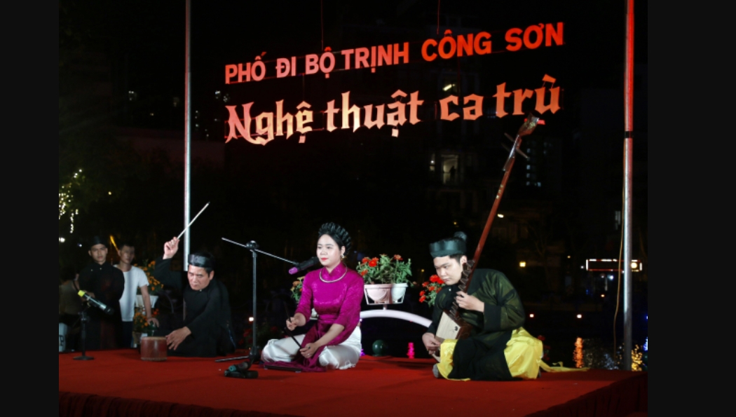Biểu diễn ca trù tại Không gian phố đi bộ Trịnh Công Sơn