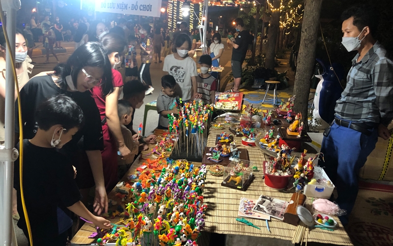 Các gian hàng bày bán đồ chơi, đồ lưu niệm trên phố Trịnh Công Sơn