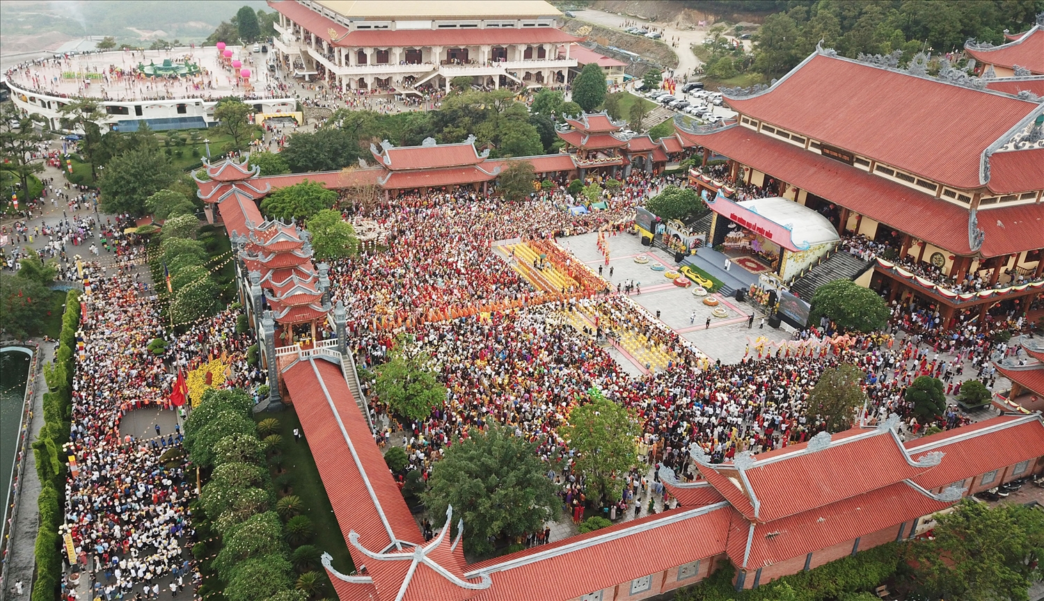 Hơn 4 vạn Phật tử về dự Đại lễ Phật đản chùa Ba Vàng 2022 1