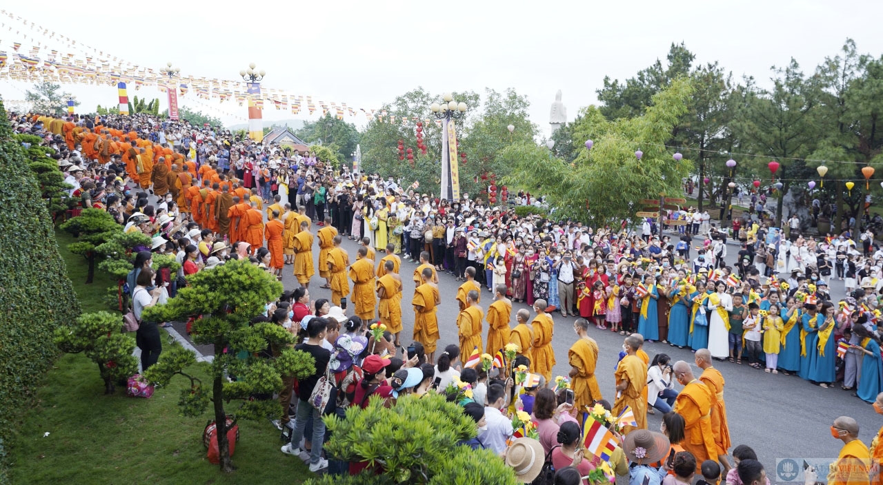 Hơn 4 vạn Phật tử về dự Đại lễ Phật đản chùa Ba Vàng 2022 2