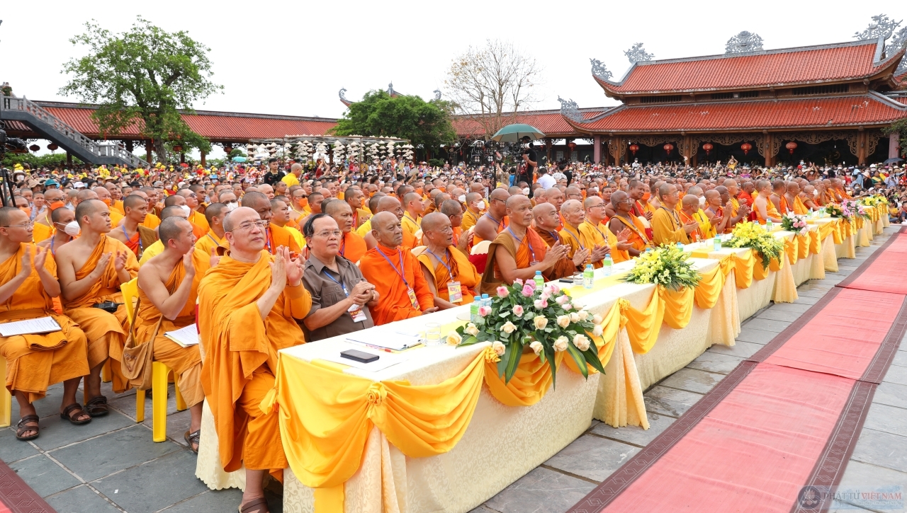Hơn 4 vạn Phật tử về dự Đại lễ Phật đản chùa Ba Vàng 2022 6