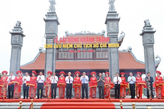 Thủ tướng dự lễ khánh thành Khu lưu niệm Chủ tịch Hồ Minh tại xã Nam Cường, huyện Tiền Hải, tỉnh Thái Bình. Ảnh: VGP/Nhật Bắc