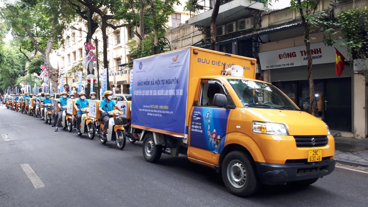 Đoàn xe diễu hành qua một số đường phố chính Hà Nội tuyên truyền về BHXH, BHYT.