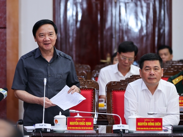 Phó Chủ tịch Quốc hội Nguyễn Khắc Định phát biểu tại buổi làm việc. Ảnh VGP/Nhật Bắc