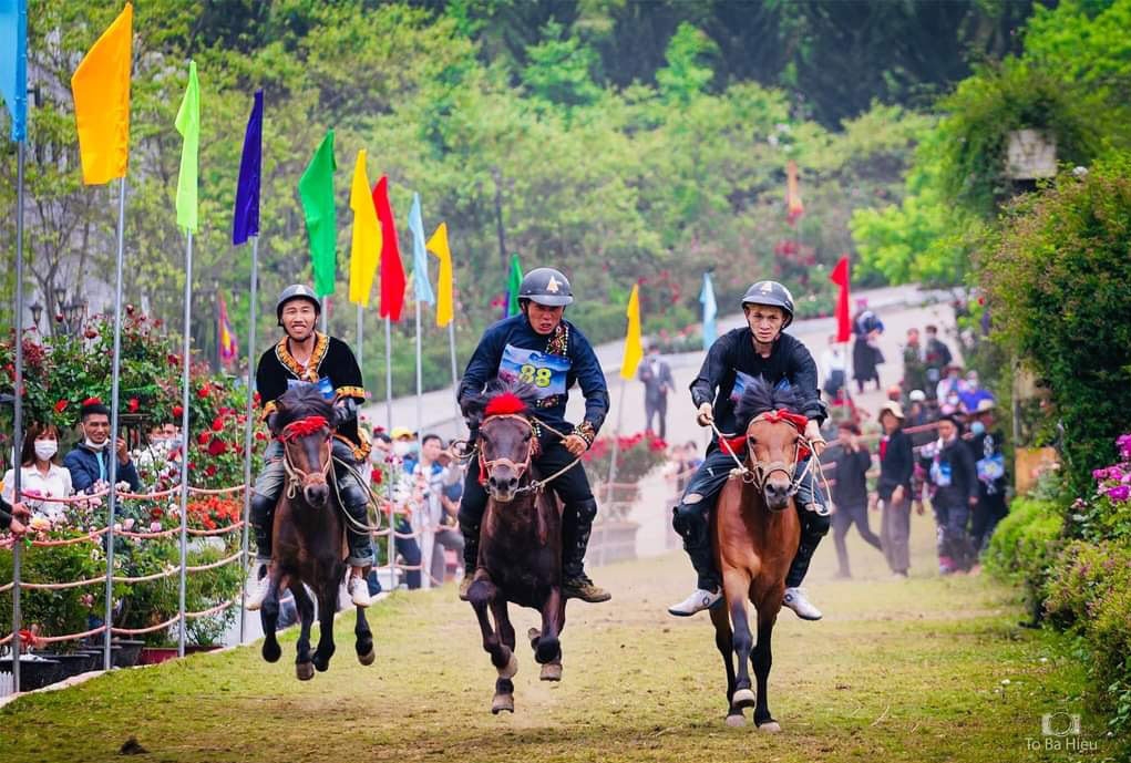 Những pha đua đẹp mắt "tam mã tranh hùng" trên đường đua Khu du lịch Cáp treo Fansipan Legend Sa Pa