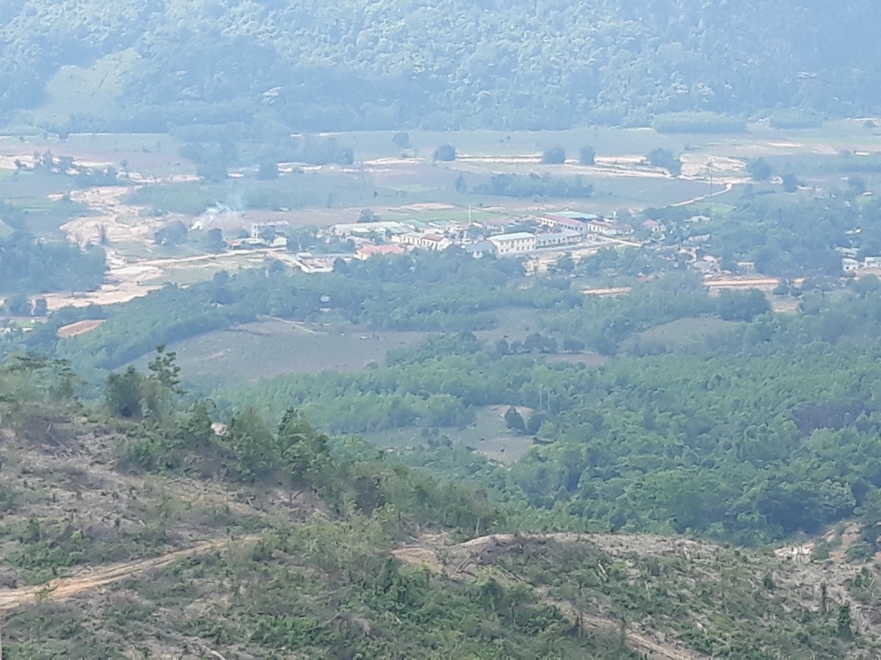 Thung lũng Tà Rùng nhìn từ giữa lưng đèo Sa Mù trên đường Hồ Chí Minh nhánh tây