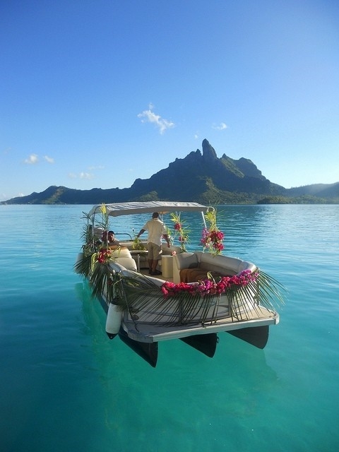 Du ngoạn trên thuyền tham quan đảo Bora Bora