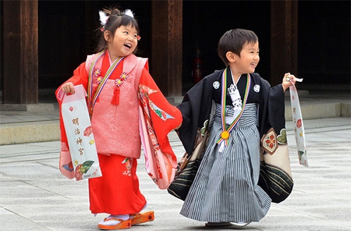 Trẻ em Nhật Bản trong trang phục truyền thống đi dự "Kodomo no Hi"