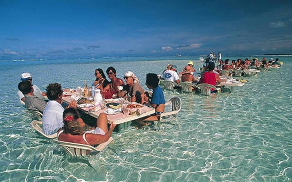 Thưởng thức các món ăn truyền thống khi đến Bora Bora