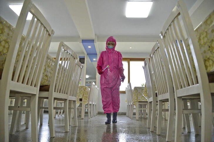 Nhân viên đang thực hiện khử trùng tại khu vực ăn uống của một nhà máy sản xuất thiết bị vệ sinh ở Bình Nhưỡng trong bối cảnh đại dịch COVID-19 vẫn tiếp tục diễn biến phức tạp. (Ảnh: Reuters)