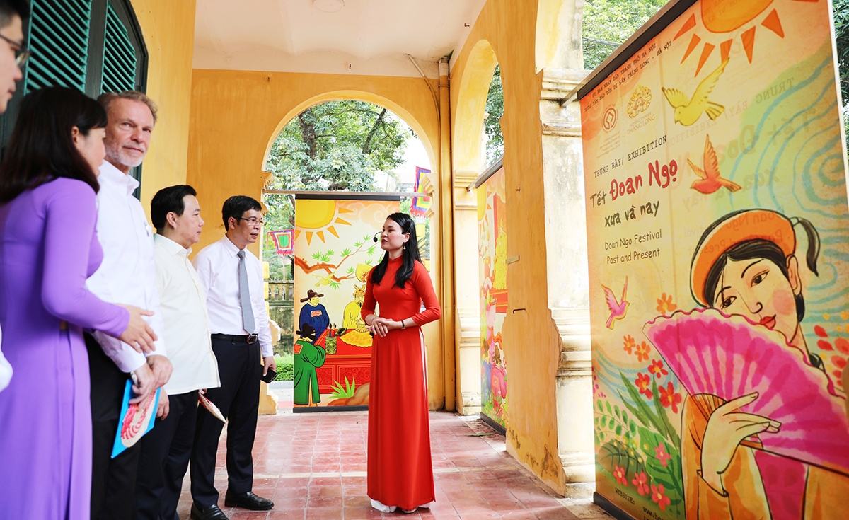 Giới thiệu nghi lễ, phong tục Tết Đoan Ngọ xưa cho đại biểu và du khách