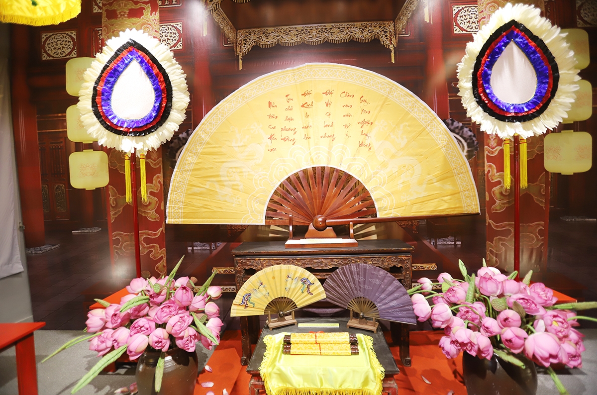  Chiếc quạt dài 2,4 m đề bài thơ của vua Lê Hiến Tông viết năm 1503