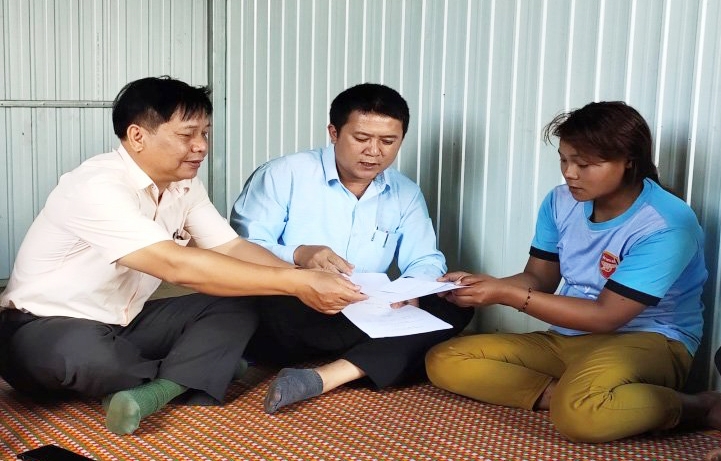 Đại diện Ban Dân tộc tỉnh Lâm Đồng hỗ trợ chi phí cho gia đình bị thiệt hại