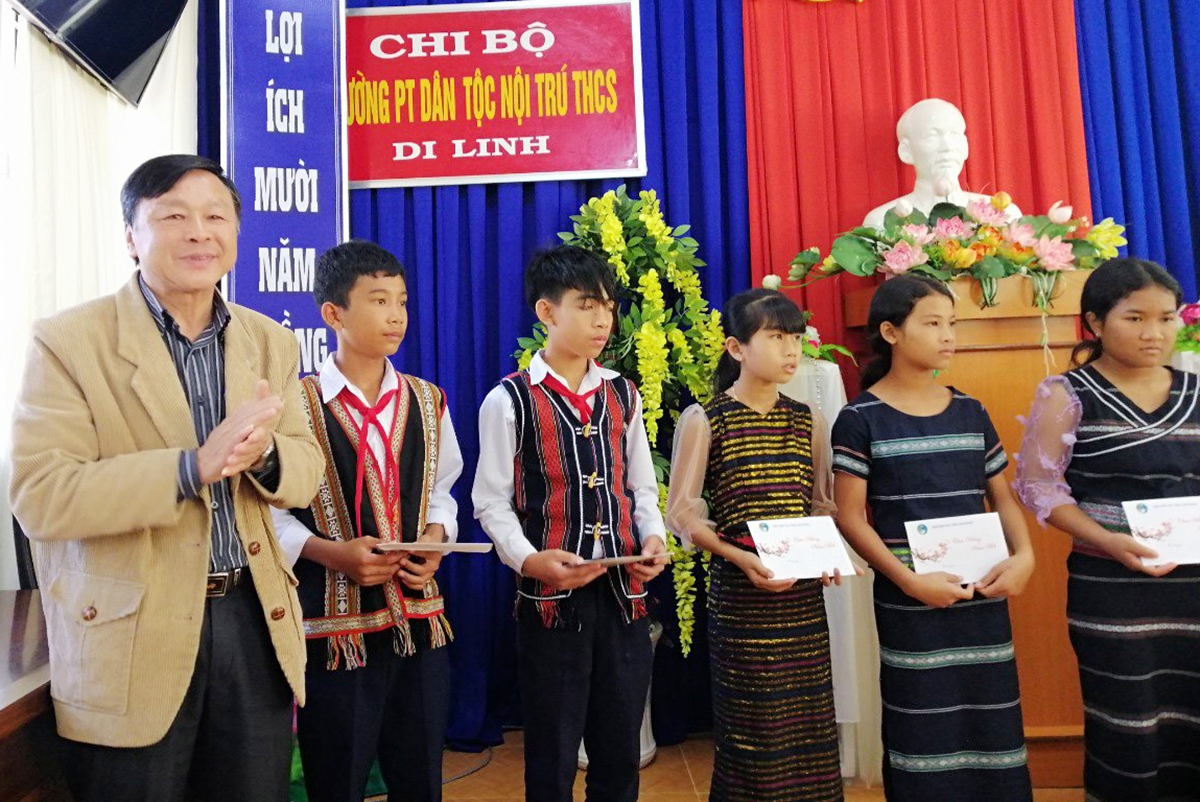 Ban Dân tộc tỉnh Lâm Đồng tặng quà cho học sinh đồng bào DTTS