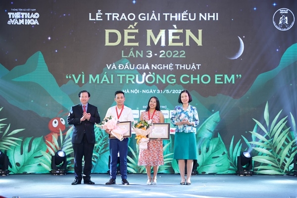 Thứ trưởng Bộ VHTTDL Tạ Quang Đông và Tổng Giám đốc TTXVN Vũ Việt Trang trao giải Khát vọng Dế mèn cho chủ nhân một số tác phẩm