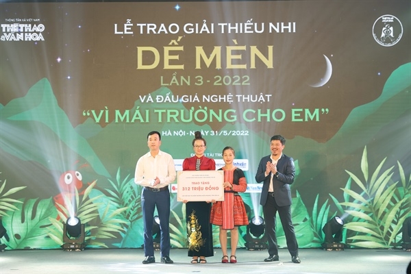 Trưởng BTC - nhà báo Lê Xuân Thành trao số tiền quyên góp được từ hoạt động đấu giá nghệ thuật “Vì mái trường cho em” cho cô giáo Trường Mầm non Hoa Mai Nậm Mằn