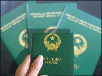 Từ ngày 1/7, cấp hộ chiếu phổ thông mẫu mới cho công dân Việt Nam. Ảnh minh họa