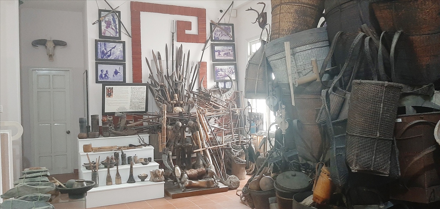 Một góc trong “bảo tàng” hiện vật tại nhà ông Tâm