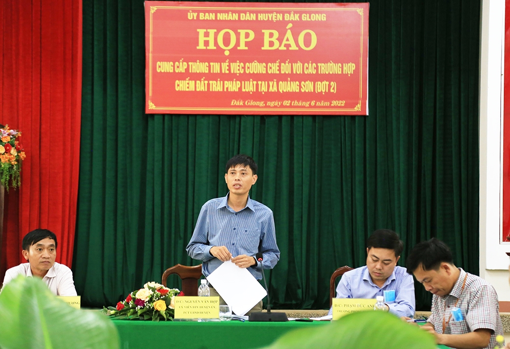 Ông Nguyễn Văn Hợp, Phó Chủ tịch UBND huyện phát biểu tại buổi họp báo